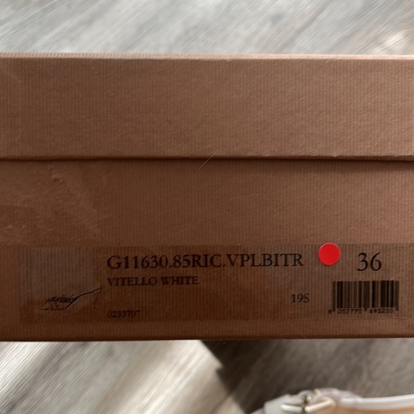 White heels - Picture 7 of 11